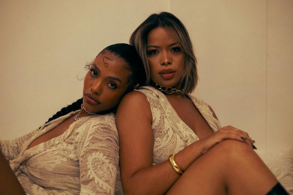 Guide ultime pour accessoriser des colliers longs avec des robes à encolure bateau