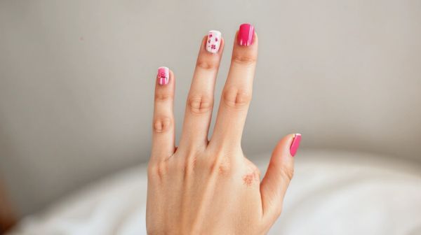 5 idées d'ongles roses à essayer pour votre prochaine manucure